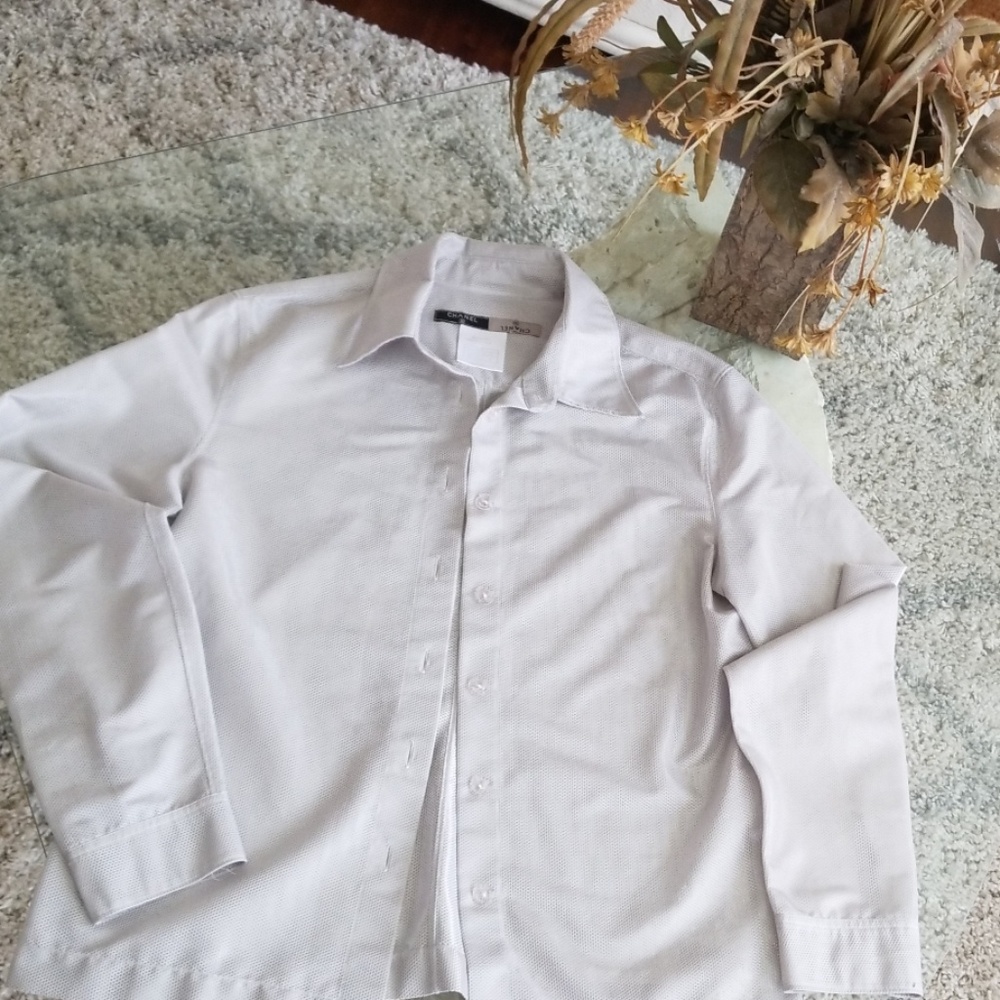 Blouse CHANEL.